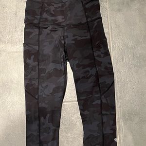 Lululemon 19” leggings black camo, Size 4